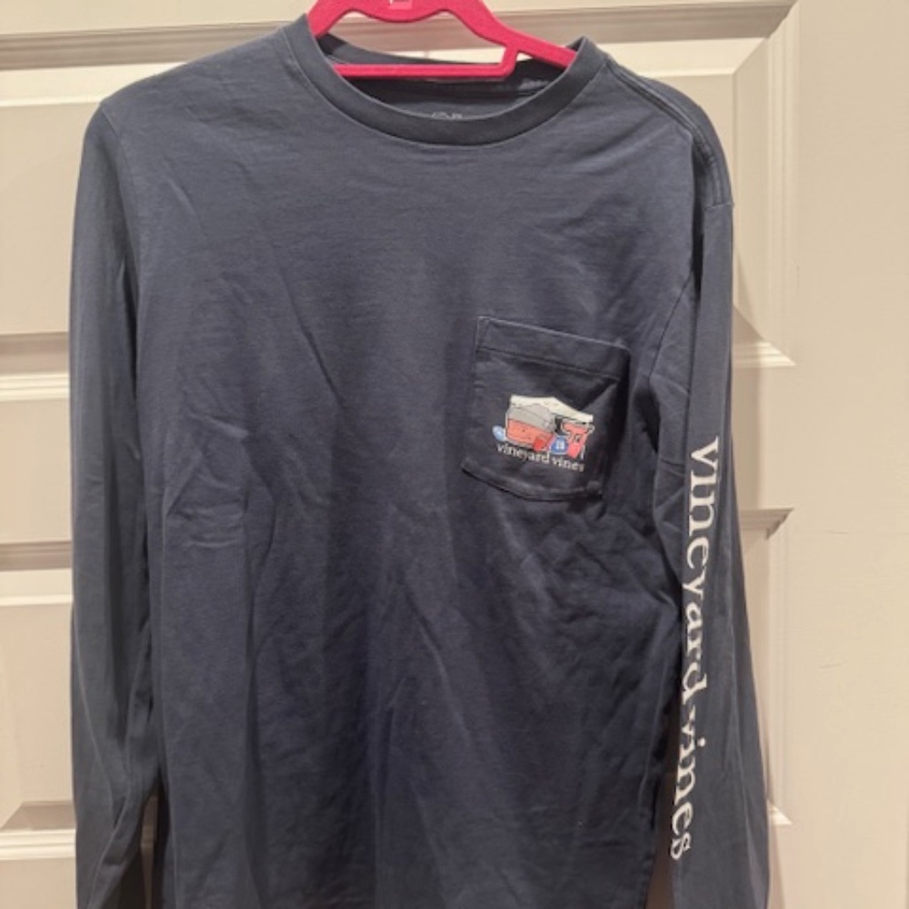 Men's Vineyard Vines Long Sleeve football whale, XS